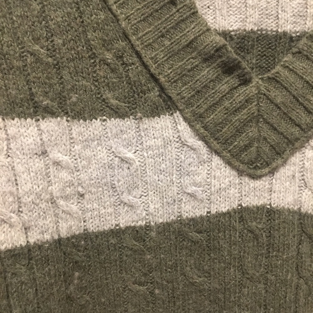 American Eagle Sweater. Size small petite.